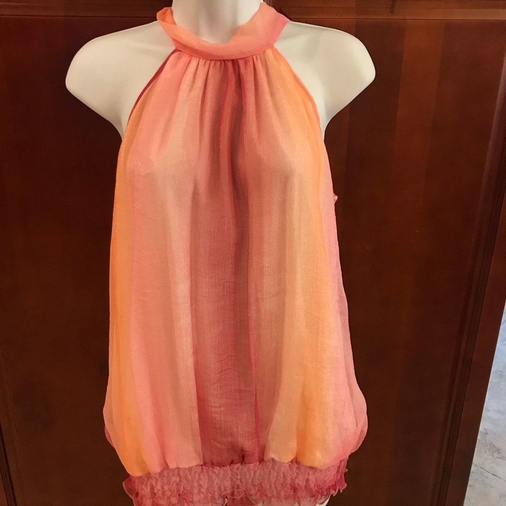 Sleeveless multicolored blouse.